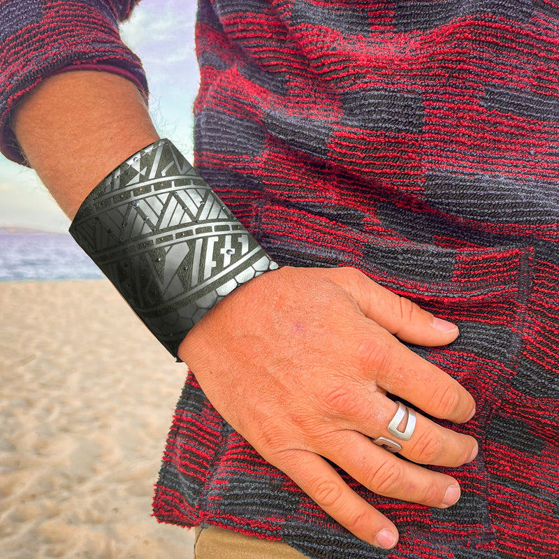 Wallet for Men with Style -  Polynesian tattoo design