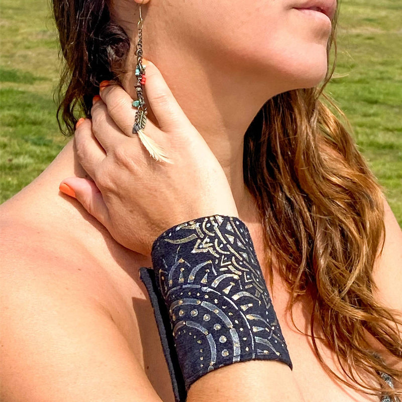 SoFree Creations Wrist Wallet Wrist Pouch Holder for Ladies - Black Mandala Wrist Wallet